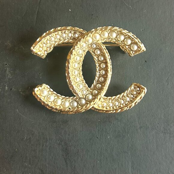 Chanel Pearl Matte Gold Tone CC Logo Brooch - Picture 6 of 11
